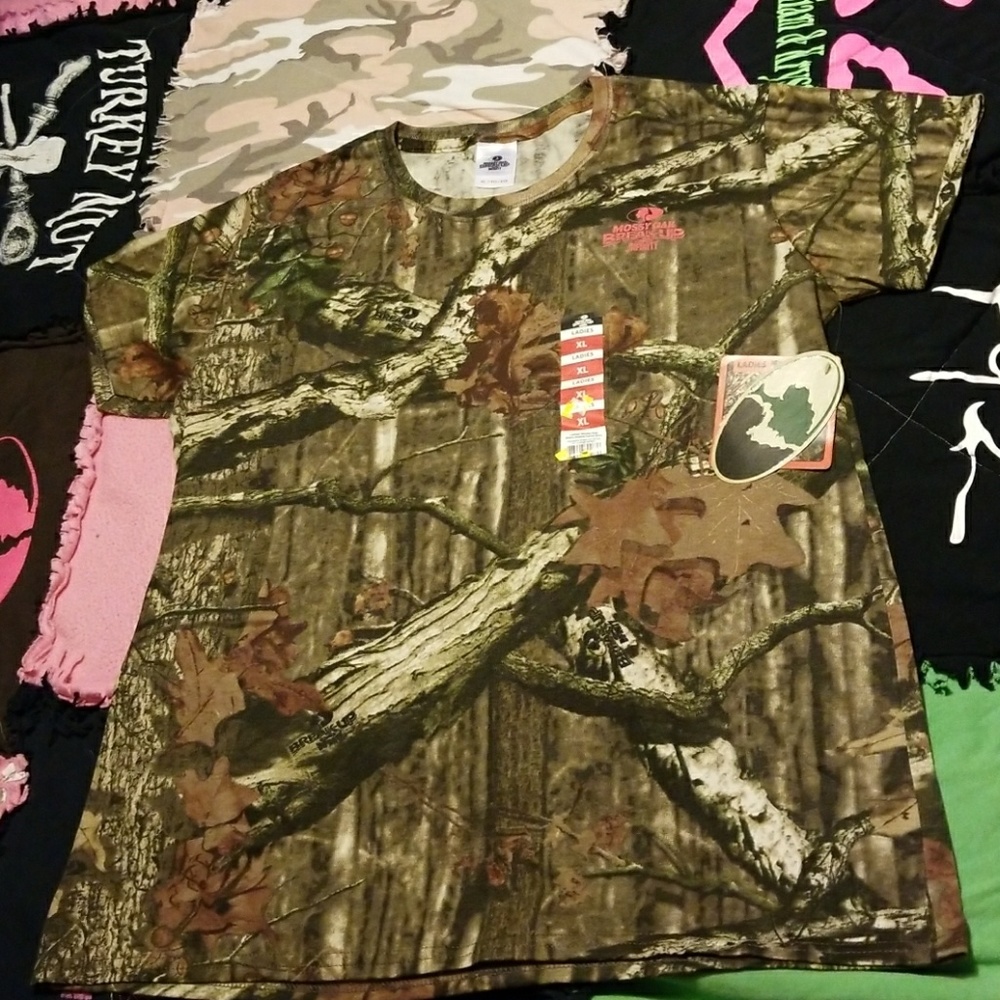 New with tags ladies mossy oak infinity camo tee